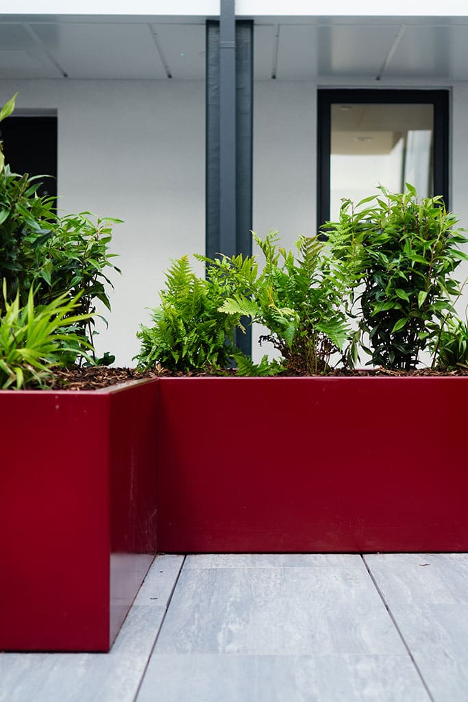 Corner planter