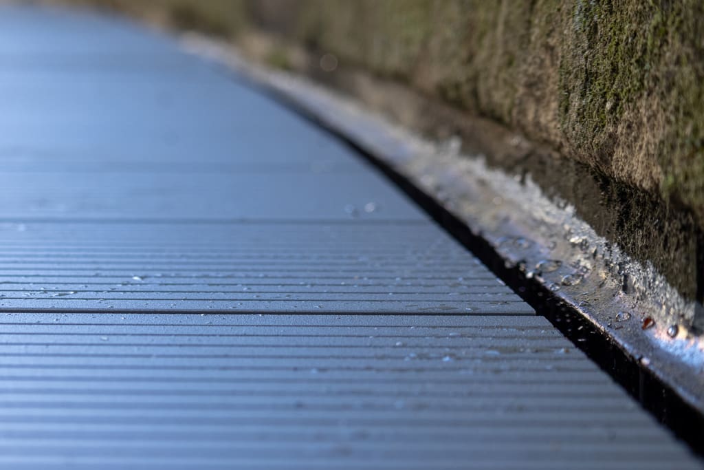 Aluminium decking edges
