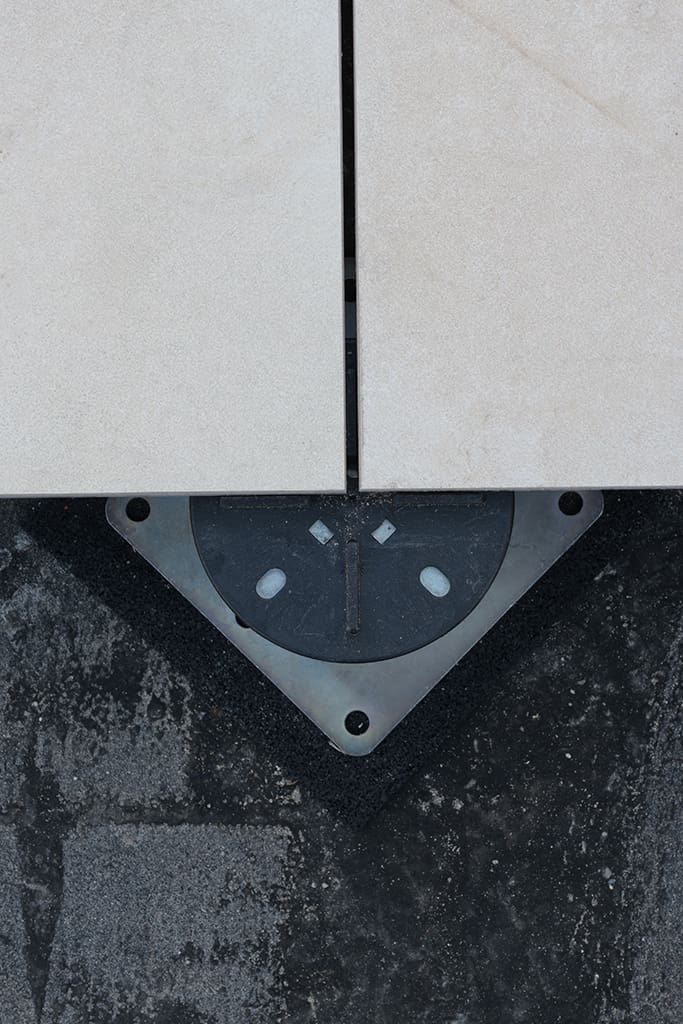 Paving on adjustable pedestal