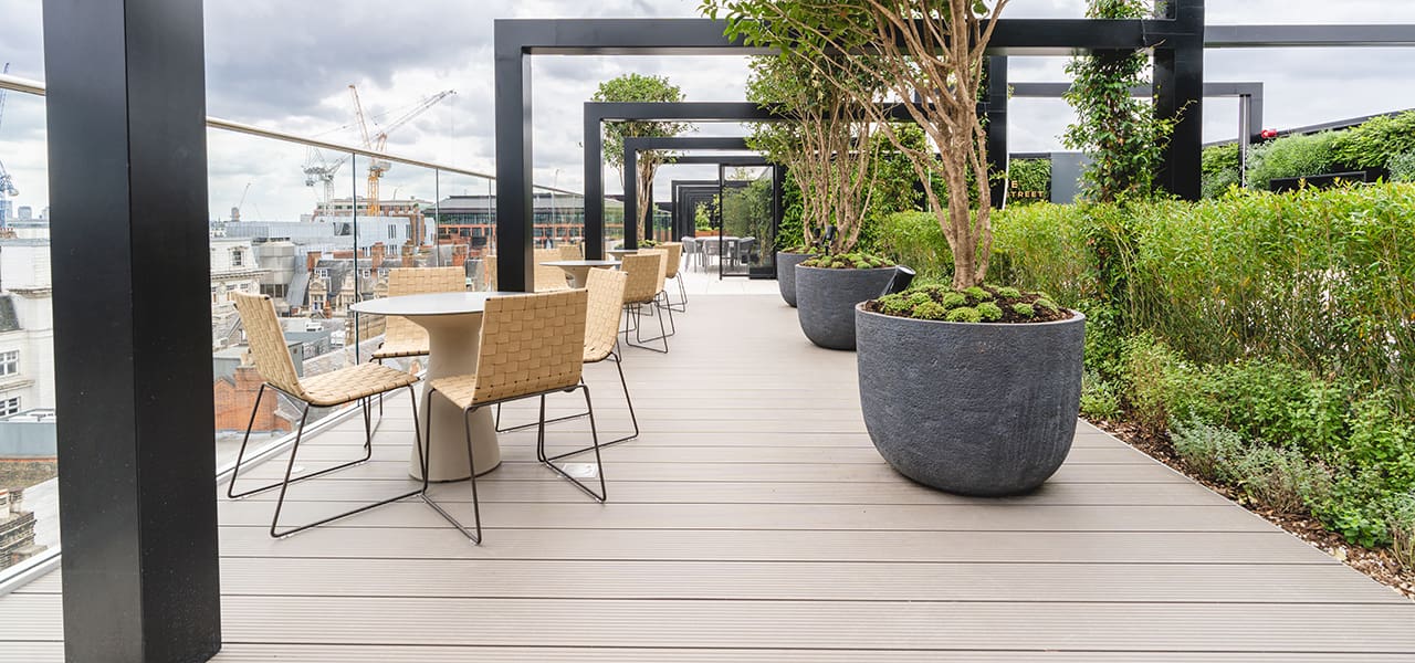 Integrated rail system on roof terrace