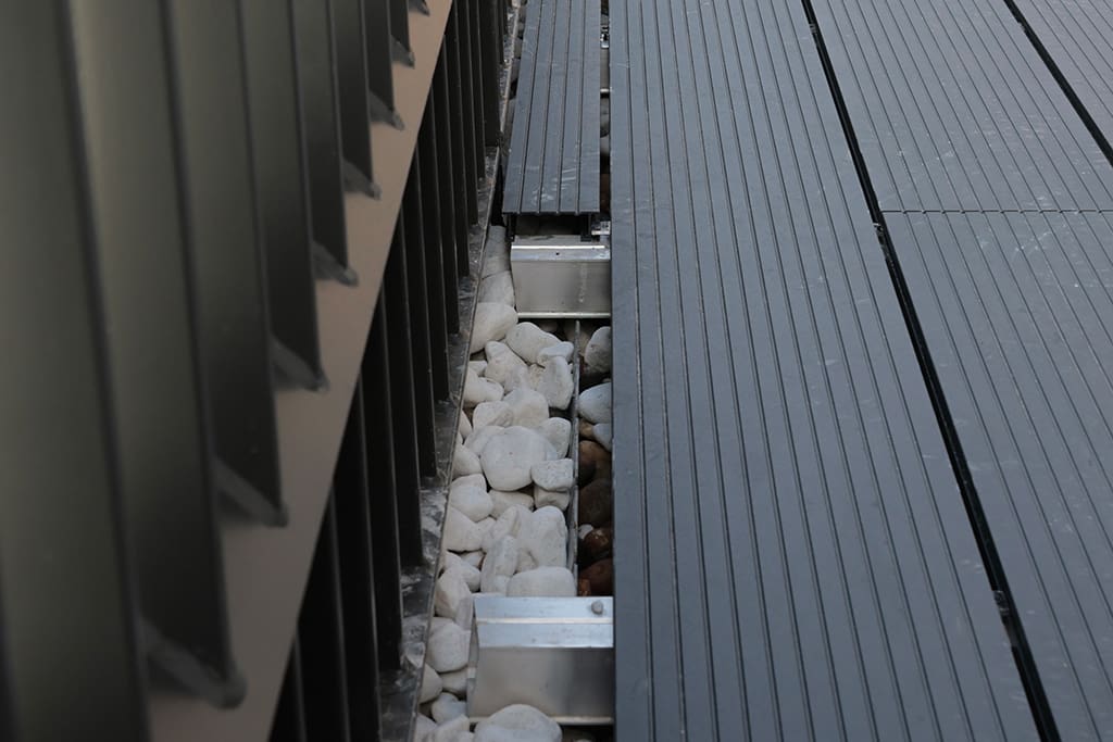 Aluminium decking system reaching balustrade
