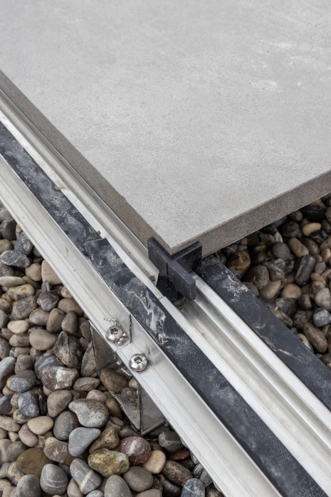 Paving and spacer on top rail