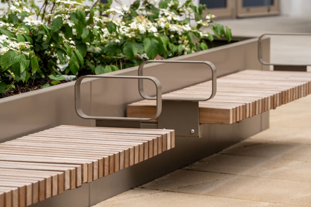 Planter with Integrated Cantilever Seating