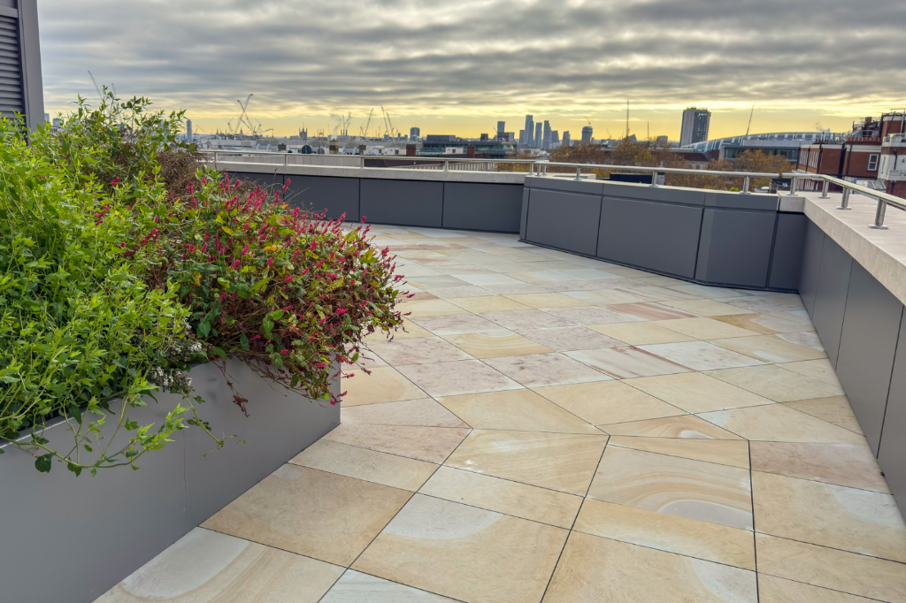Paved roof terrace with planters