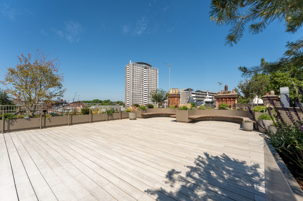 Decked roof terrace with seating and planters
