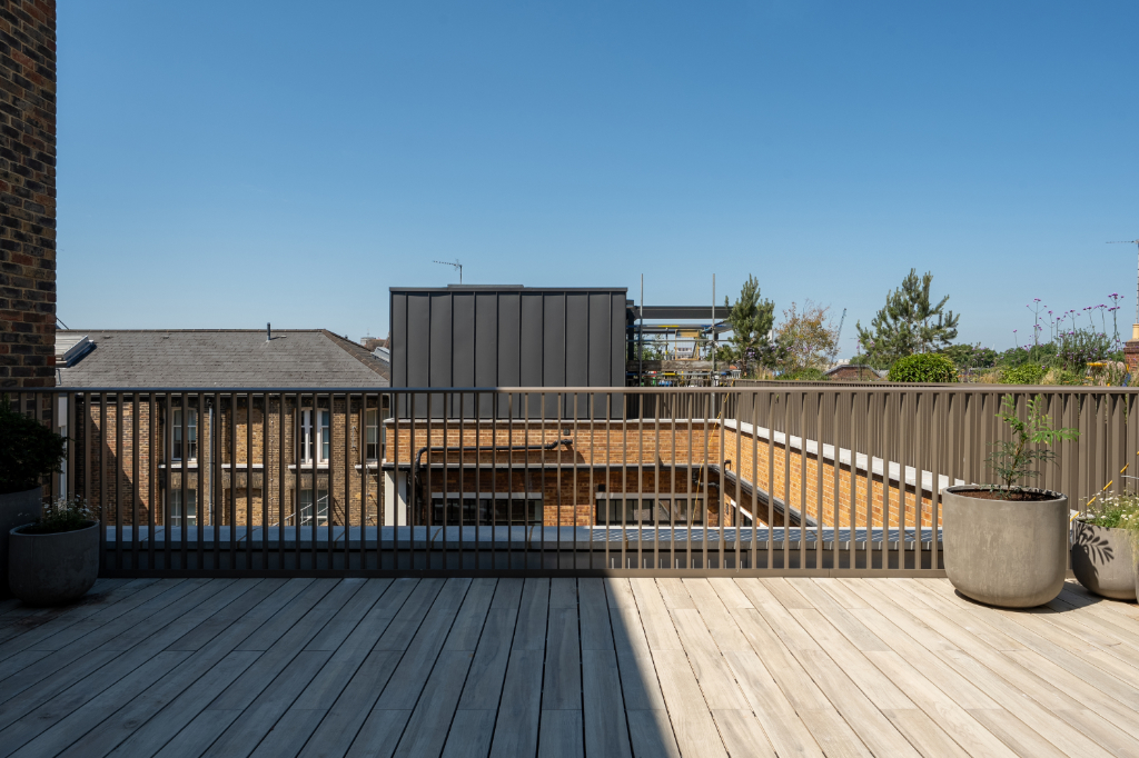 Roof terrace balustrade