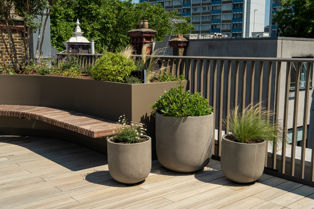 Decked roof terrace with seating and planters