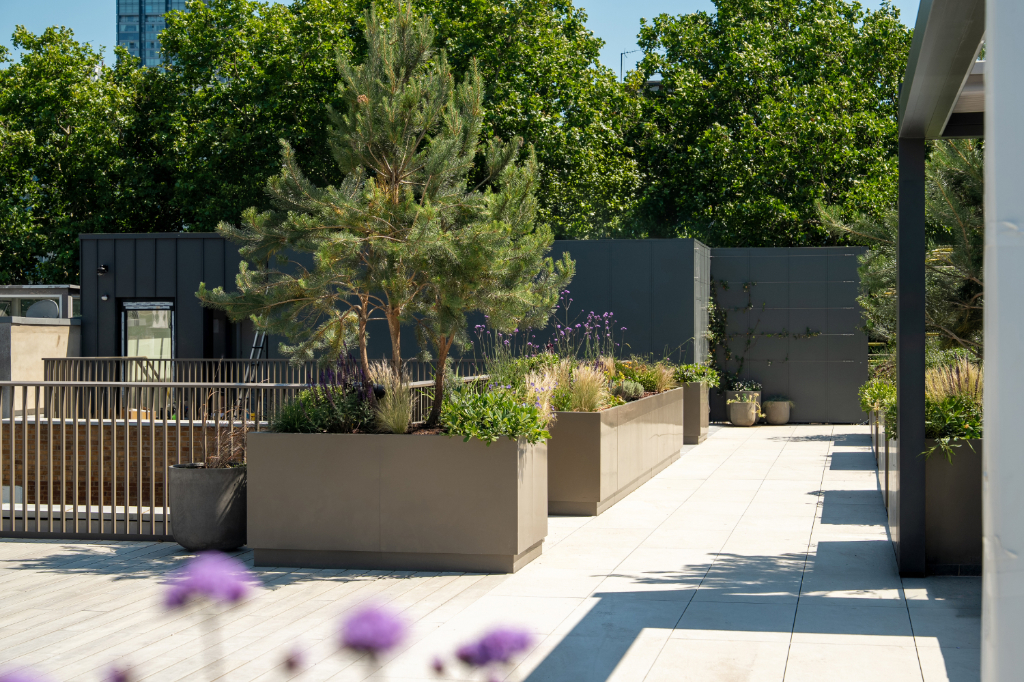 Decked roof terrace with seating and planters