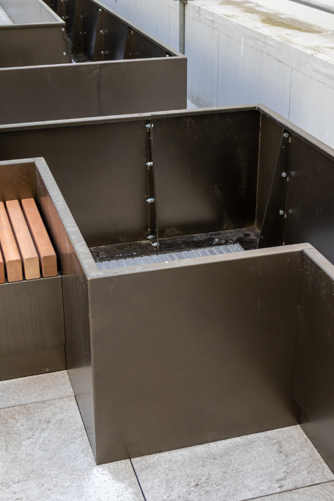 Empty planter with seating