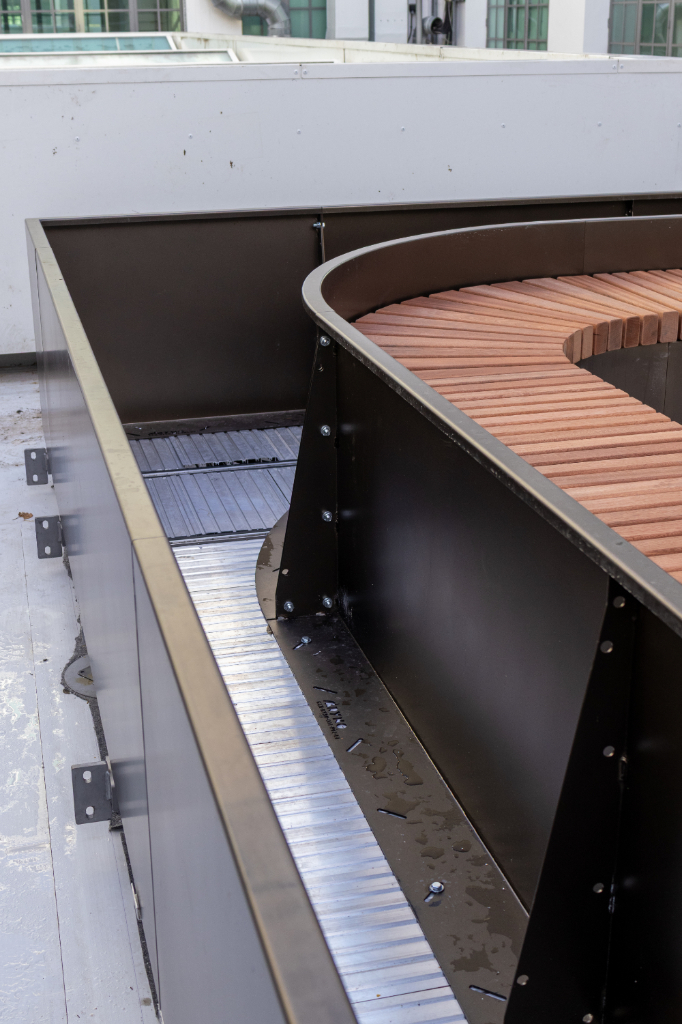 Empty planter with curved seating
