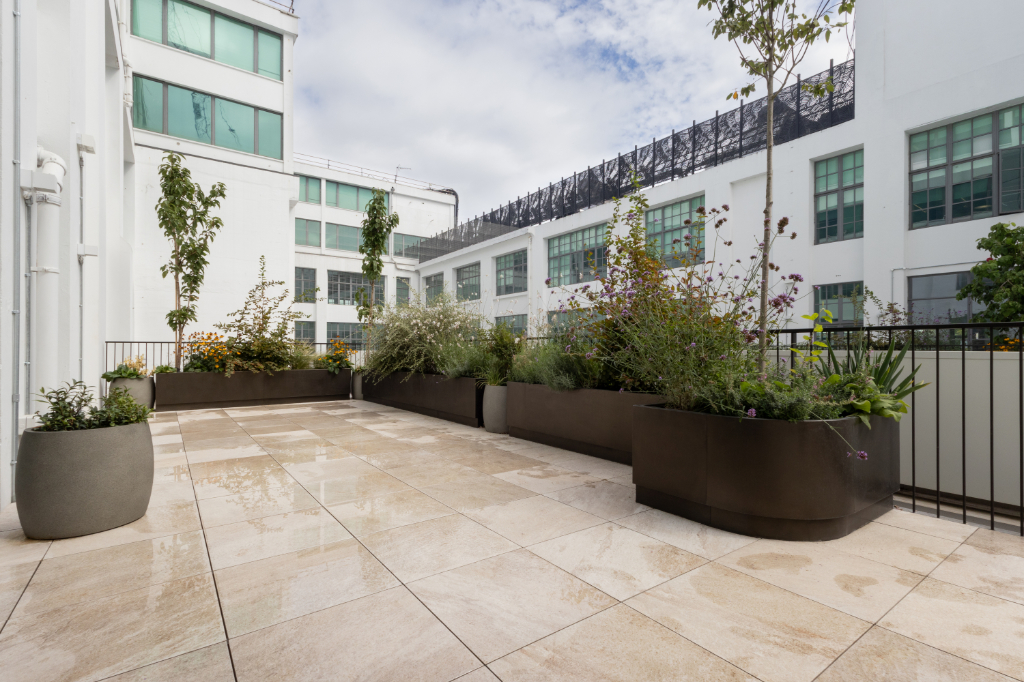 Paved roof terrace and planters