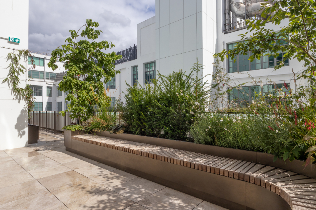 Paved roof terrace with planter and seating