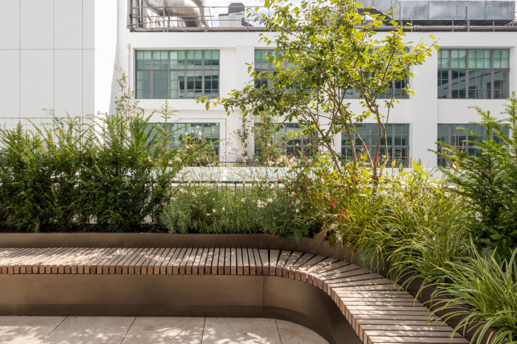 Paved roof terrace with planter and seating