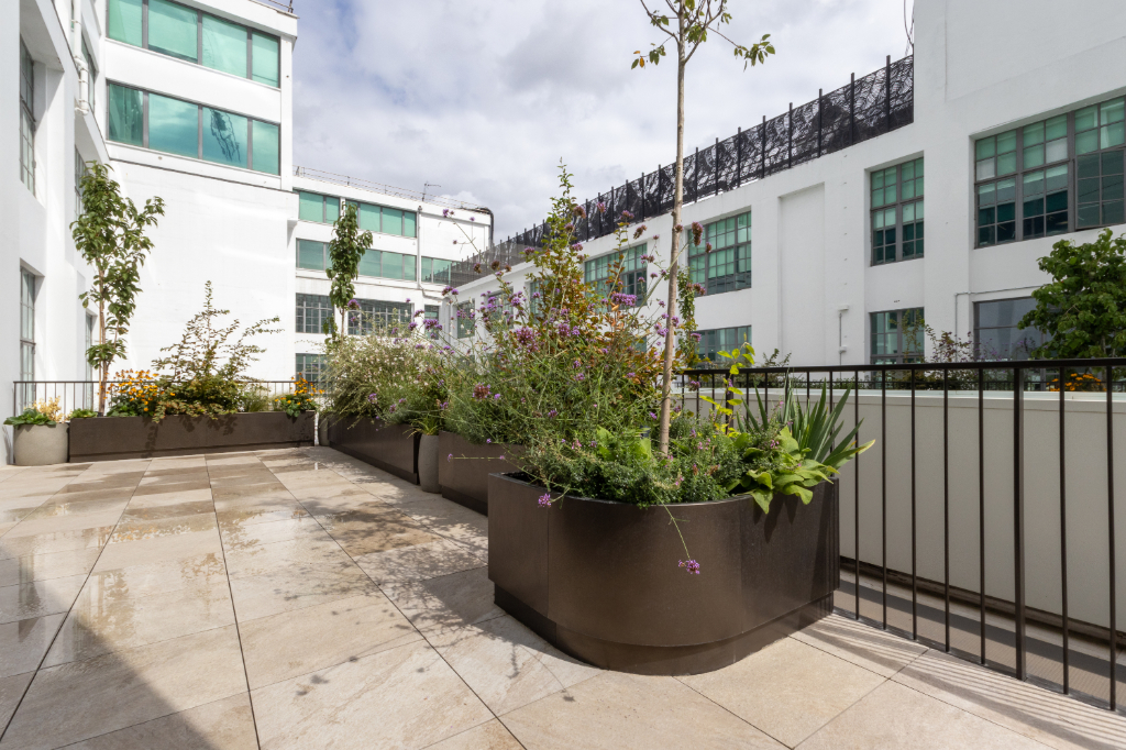 Paved roof terrace and planters