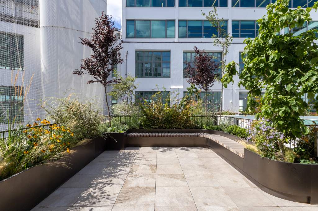 Paved roof terrace with planter and seating