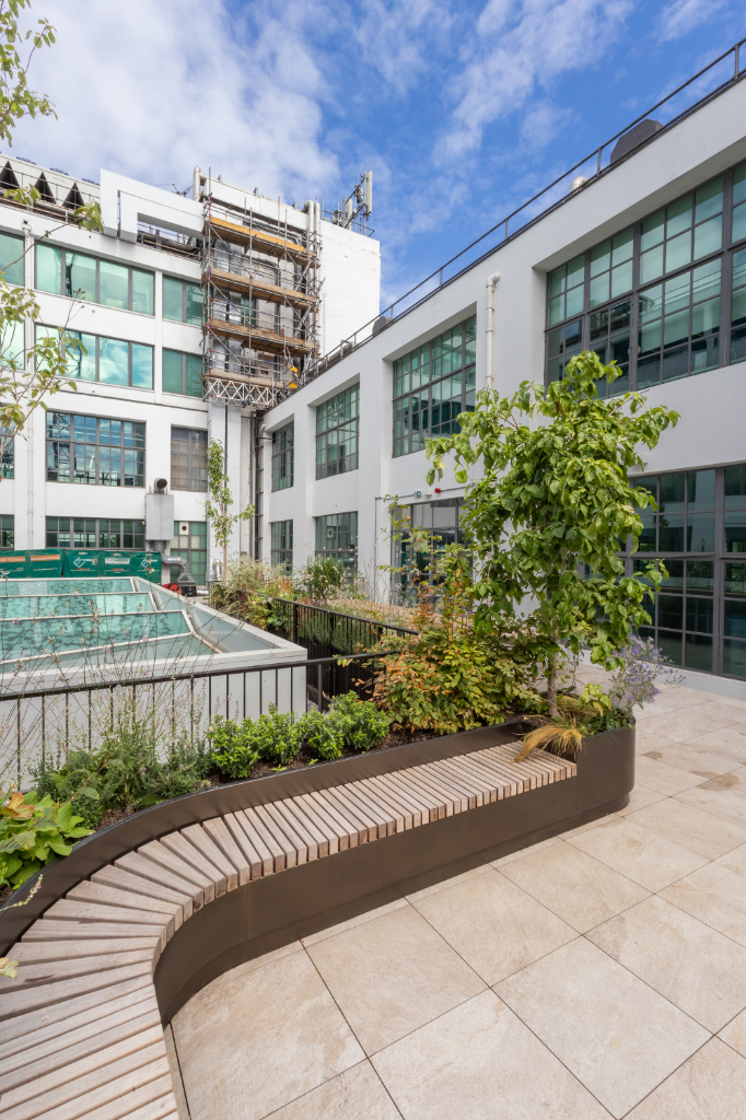 Paved roof terrace with planter and seating